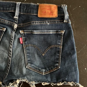 Levis shorts - Svin snygga Levis jeansshorts. De är mörkblåa & har  ”slitningar”. Endast testade. Skriv för mer information eller bilder 🐻