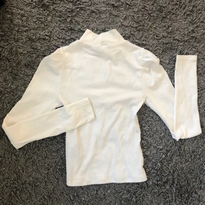 Vit polotröja - Säljer denna fina vita polotröja med lite ”puff” på armarna. Storlek xs, använd få gånger. Kom privat vid frågor eller intresse 