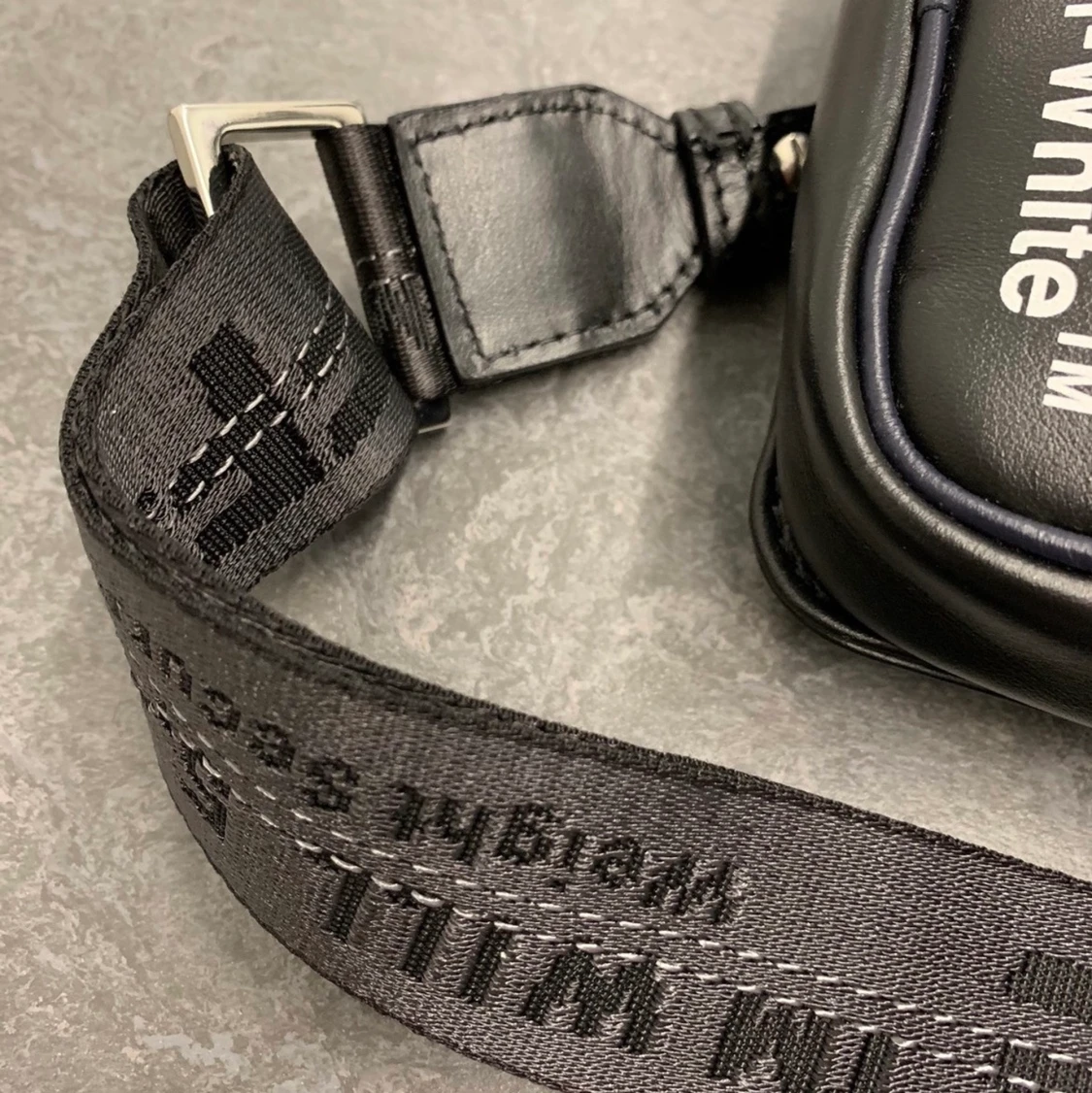 Off white leather black midjeväska  - 90