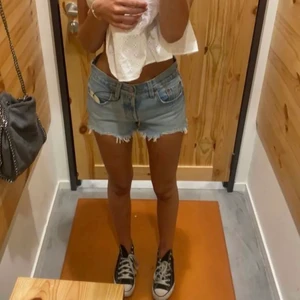 Levis Shorts - Säljer dessa shortsen❣️ frakt ingår ej och lånad bild!!