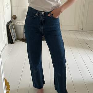 Snygga jeans från Carin Wester⭐️ Hög midja och coolt avklippta nedtill, innerbenslängd 70 cm.                    ( Nypris 899kr )