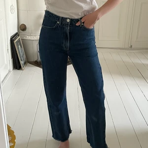 Carin Wester Jeans - Snygga jeans från Carin Wester⭐️ Hög midja och coolt avklippta nedtill, innerbenslängd 70 cm.                    ( Nypris 899kr )