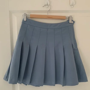 Kjol - En blå veckad kjol i stl 36 från H&M 🌸 Knappt använd ☺️