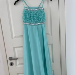 Blå klänning  - En super vacker blå klänning som användes en gång för ett bröllop👗 Storleken är ungefär XS men klänningen kan justeras vid toppen som bilden visar. Köptes privat från en butik i Södertälje. Ingår en matchande blå sjal som man kan ha runt axlarna. Det är en fin extra detalj till klänningen✨