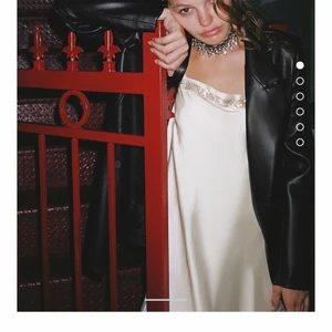 Vit satin klänning zara - Klänning från zara storlek M, passar 36-38! Använd fåtal gånger! Pris: 250kr