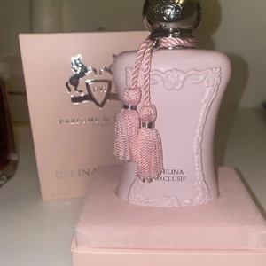 Parfums de Marly- Delina exclusive 75ml -  Parfums de Marly- Delina exclusive inköpt från Boozt, digital kvitto finns. Kring 60-70% kvar. Säljs idag för drygt  3300kr .Riktigt god doft! Toppnoter av päron, litchi, bergamott och grapefrukt.