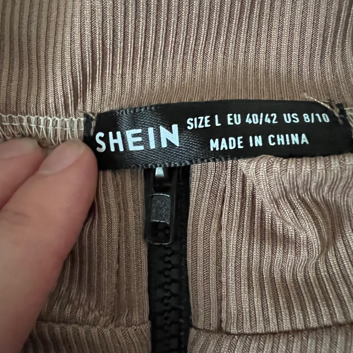 Fin figurformad brun och beige tröja  - 90