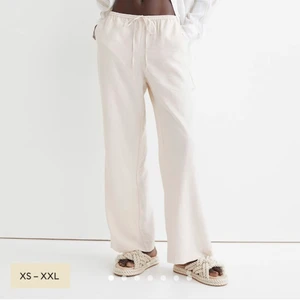 Lågmidjade linnebyxor - Lågmidjade linnebyxor från HM. Helt nya, endast testade. Slutsålda i XS,S,M. Därav priset. Normala i storleken. Går även att knyta de så de blir mindre.❤️