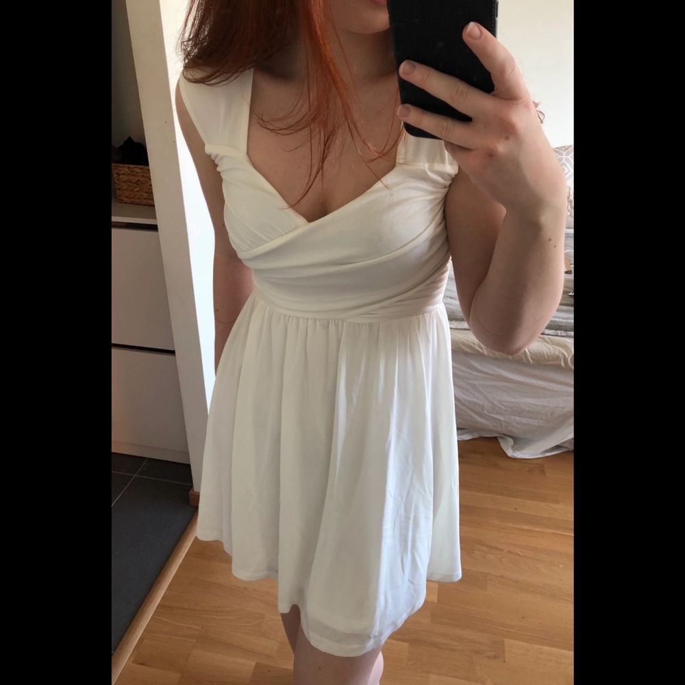 Studentklänning från Chiara Forthi, köpte den 2020 men använde den aldrig, den har alla lappar kvar och är endast provad! Har legat i tryggt förvar i påsen jag beställde den i i under dessa år🤩 Den sitter perfekt på mig, jag är 169cm lång och brukar ha S. Slutar en lagom bit ovanför knäna. Stretchigt material, superbekväm😍 kjol + byst har 2 lager så man ser ej igenom, ryggen är dock ett tunt material så man ser konturen av en BH. Klänningar.