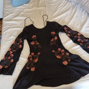 Långärmad klänning strl 36 - Super fin och bra kvalitet. Sitter tyvärr lite väl tajt över brösten på mig. 