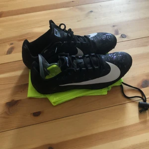 Spikskor från Nike  - Stl 42 fast det är som stl 40, säljes pga att jag slutade med fridrott efter jag köpt dom. Aldrig andvända pris går att diskutera. köpta för 750kr. Köparen står för frakt.