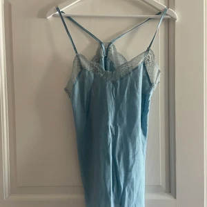 Linne med spets - Blått linne med spets. Lapp finns inte kvar men skulle säga strl S. Aldrig använt. Frakt ingår i priset💗