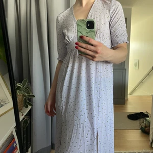 Lila sommarklänning - Slutsåld klänning från monki i storlek 38. Tunn och behaglig som faller fint på kroppen. Använd vid ett tillfälle. 