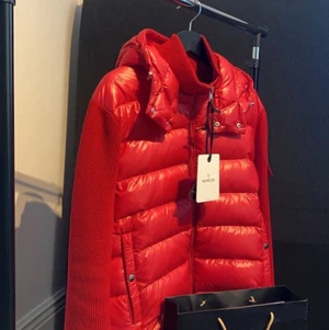 Moncler cardigan  - 🛑Hämta hem sommarens fetaste Moncler cardigan!!🛑 Säljer min tvärfeta moncler tricot cardigan som är i toppskick 9,5/10 inte använd mycket. Den passar en person som bär L men är i size XL. Allt som fås med vid köp i butik fås med nu förutom kvittot som är borta! Bara att höra av sig om du har frågor👊🏼👊🏼