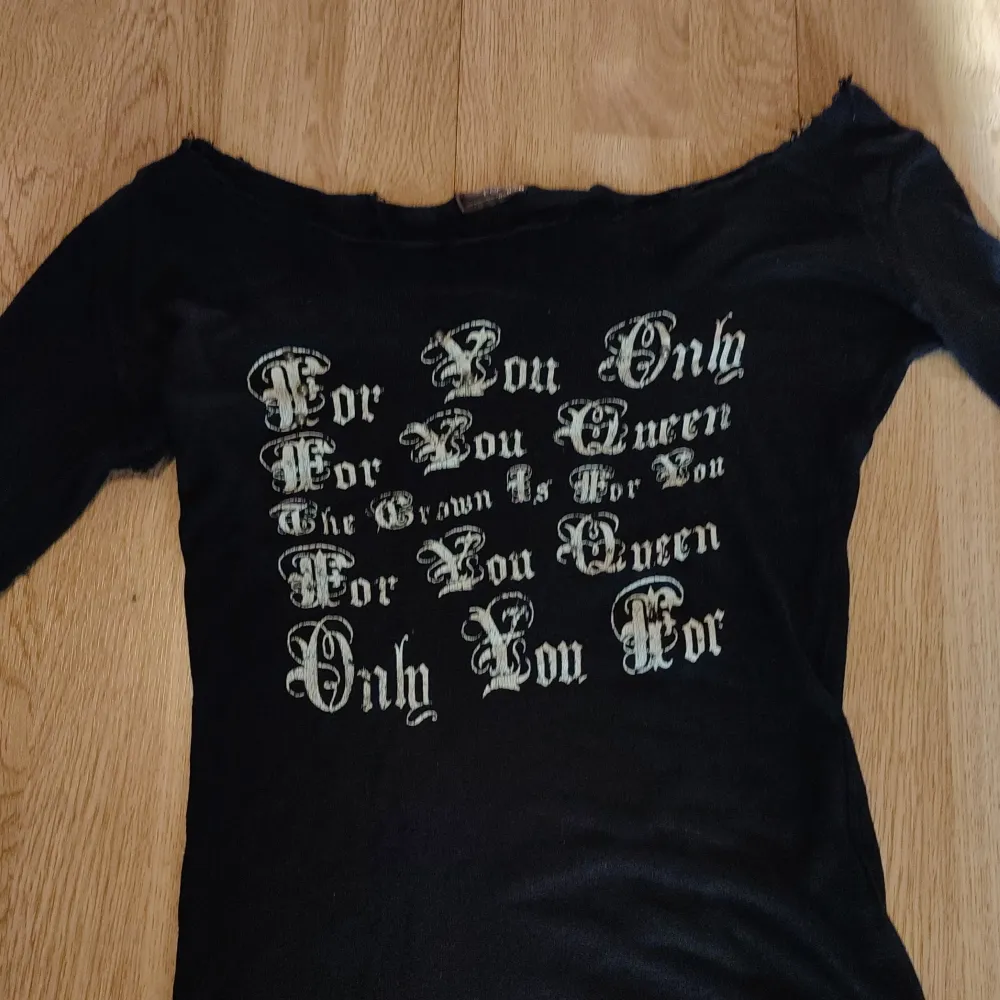 En svart axel tröja med text på. Fick det av min syster sen dess har jag aldrig använt det. . Toppar.