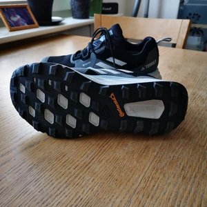 Adidas Terrex 270 hikingsko - Säljer en hikingsko av märke Adidas Terrex 270. Storlek 39 1/3. Använda en gång vid en fotografering. Passade tyvärr inte min fot när jag hade min egna iläggssula i. Finns i Ektorp, Nacka, Stockholm. Kan tas med till Vasastan under vardagar. Om de ska skickas står du för portot. 
