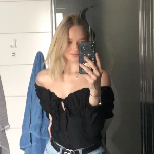 NA-KD svart topp🖤 Storlek S - Säljer denna fina svarta toppen från NA-KD i storlek S och passar perfekt!!. Köparen står för frakten, plagget finns inte kvar på hemsidan. Använd en gång🤍