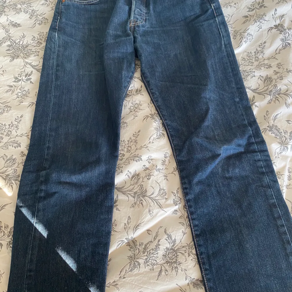 Säljer dessa levi’s 501:or som knappt använts o som är i nyskick, köparen står för frakten💕💕. Jeans & Byxor.