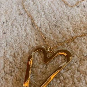 Halsband - Ännu ett smycke köpt på ur&penn. Helt oanvänd och köpt för 60kr säljer för 45 då jag själv fick en rabatt på 10kr. Köpare står för frakt. 