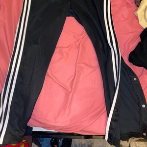 addidas byxor med sid knappar - har knappar på sidorna 