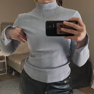 Blå polotröja me slits i armarna - Säljer min ljusblåa polotröja med slits i armarna. Använd ett fåtal gånger. Köpt från Gina Tricot i storlek S. Köparen står för frakten🦋🦋