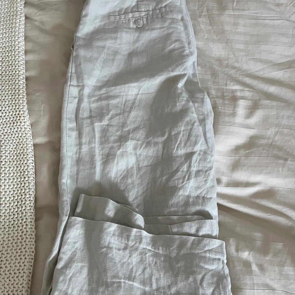 Säljer ett par linnebyxor från nakd. Kommer tyvärr inte till användning för att jag har nästan lika dana. Säljer dom för 300kr. Köpte dom för 600kr❤️. Jeans & Byxor.