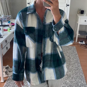 Rutig Jacka  - Rutig skjort jacka från ZARA, använd fåtal ggr. Lite overzized. 