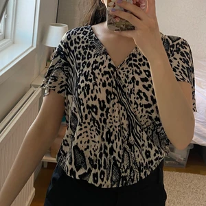 Djurmönstrad blus från Ginatricot  - Har ett par matchande byxor i exakt samma mönster som jag också säljer, ifall man vill ha hela setet