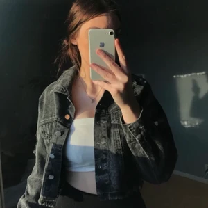 Kort jeansjacka - Jeansjacka som är använd fåtal gånger, så gott som ny. Storlek S