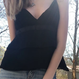 Superfin svartropp💕 - Hej! Säljerdenna supper söta och fina svartatopp💕☀️💕 toppen passar en ca xs