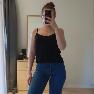 Svart linne - Svart linne med tunna axelband