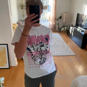 GANNI t-shirt - Jättecool ganni t-shirt i storlek M. Knappt använd, då den inte riktigt är min stil längre. Köpt för 850 kr.