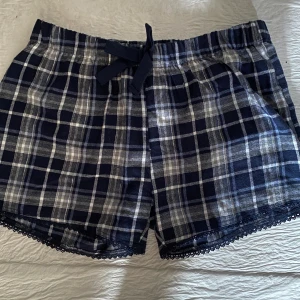 pyjamas shorts - så fina pyjamas shorts, använda 1 gång. Snörerna går ej att justera. Sitter som en S/M💖50kr+frakt