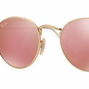 Ray-Ban Solglasögon - Helt o använda Ray-Ban solglasögon. Den klassiska runda modellen med rosa glas