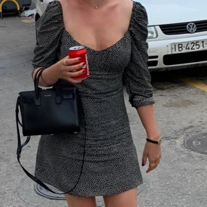 Svart klänning med vita prickar Zara - Jättesöt långärmad klänning från Zara, storlek small. Lätt rynkade ärmar, fint skick, påminner om adoore-klänningar!