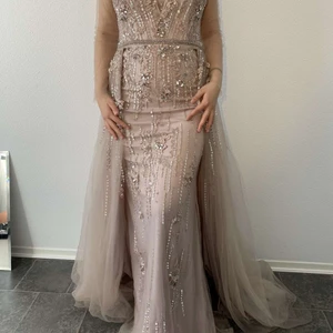 Festklänning  - Har endast använt i 5 timmar 