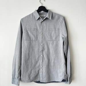 Ljusblå/grå skjorta av märket Bellfield, superfint sick och ny-steamad!👔 Storlek S!
