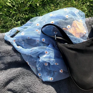 Blommig väska zara - Säljer den här blommiga väskan av nät från zara 💕Perfekt att ha till stranden nu i sommar!! 