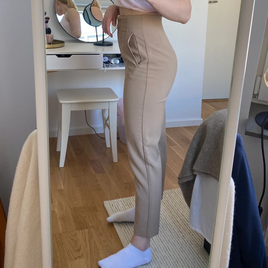 Beiga kostymbyxor. - 90