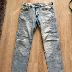 Ljusa jeans från HM Stl 32/32 - Passar mig bra i längden, jag är 183cm. Sitter tajt, jag väger 83kg