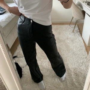 Skin byxor - Supersnygga skinnbyxor från NA-KD. Är i nyskick och använda ett fåtal gånger. Är långa i modellen. Fraktar omedelbart❤️❤️❤️🥰