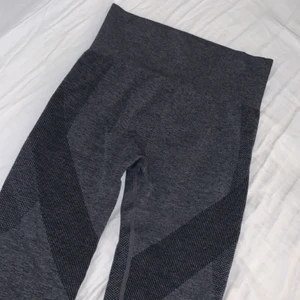 Tights storlek Xs - Skitsnygga tights som verkligen sitter som en smäck. Nypris 400kr men säljer nu för 200kr. Storlek Xs