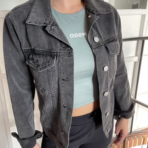 Svart jeansjacka  - Tunn svart jeansjacka med fickor. Lite oversized