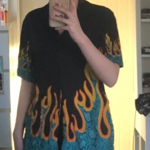 Skjorta  - Svart skjorta med blå flammor 