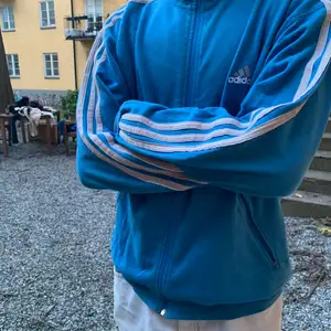 En zip-up från adidas som inte kommer till användning. Storlek m men passar som en L på mig som är m. Tröjan är i Bra skick den har inga defekter.