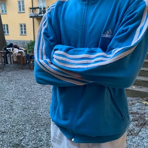 Adidas zip-up - En zip-up från adidas som inte kommer till användning. Storlek m men passar som en L på mig som är m. Tröjan är i Bra skick den har inga defekter.