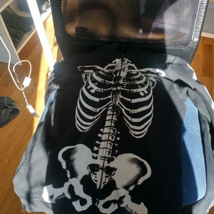 skeletthoodie - min finaste Zip Up måste säga hejdå då den inte kommer till användning längre :( så fin och har hål för tummarna Love it