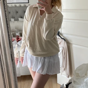 Tröja - Beige oanvänd tröja med lappar kvar, från nakd men slutsåld på hemsidan. Storlek S men passar även M beroende på hur man vill att den ska sitta. Har klänning under denna, fin att ha över klänningar på sommarkvällar😍