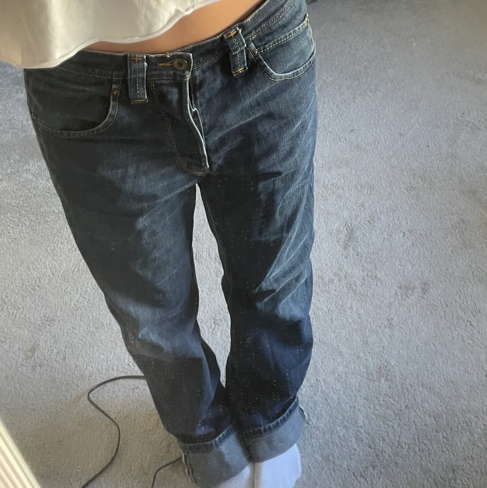 Ett par vintage lee jeans från usa i bra skick, jag e 167 o som ni ser är de väldigt långa därav uppvikta, low waisted mans modell. Jeans & Byxor.
