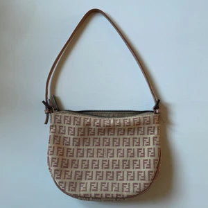 Fendiväska - Vintage rosa/beige fendiväska. Svart/mörk dragkedja. Äkta såklart. Superfint skick verkligen, den är sparsamt använd. Säljer för att den inte kommer till användning längre tyvärr. Köpt för ca 4000.